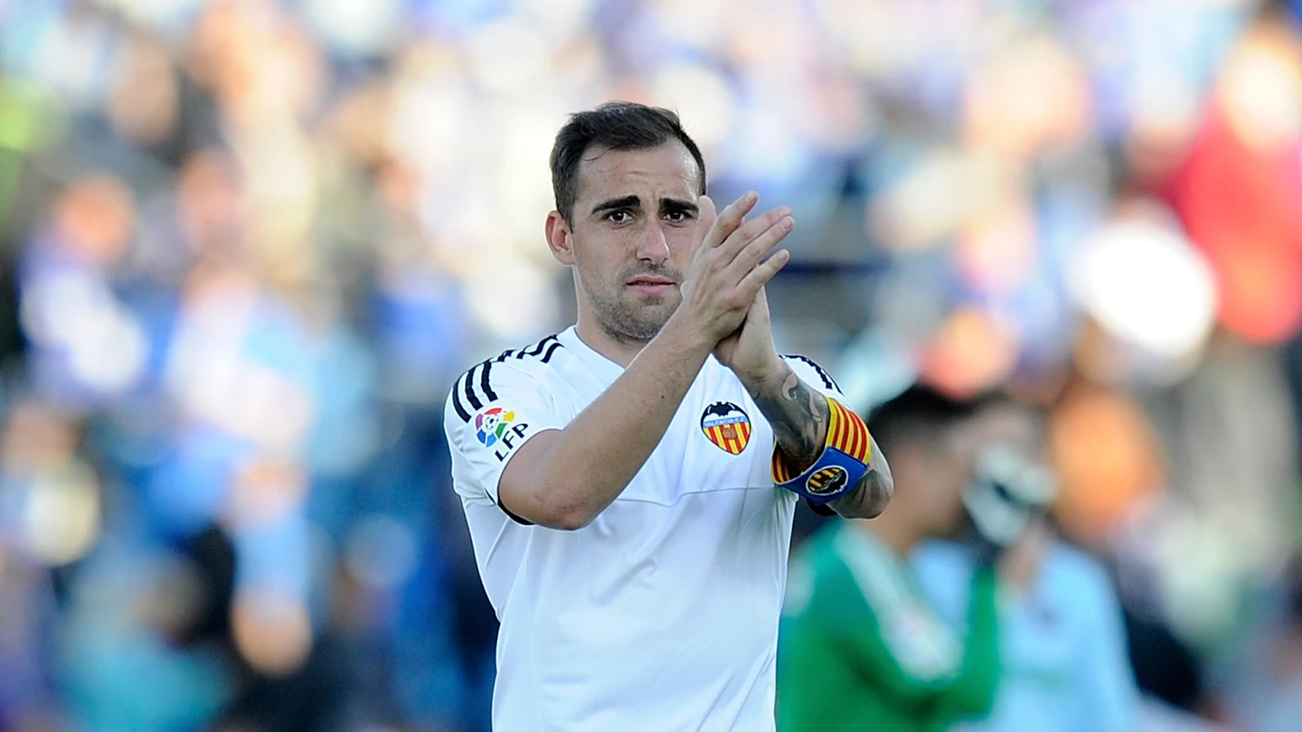 Paco Alcácer aplaude a la afición del Valencia Paco Alcácer aplaude a la afición del Valencia