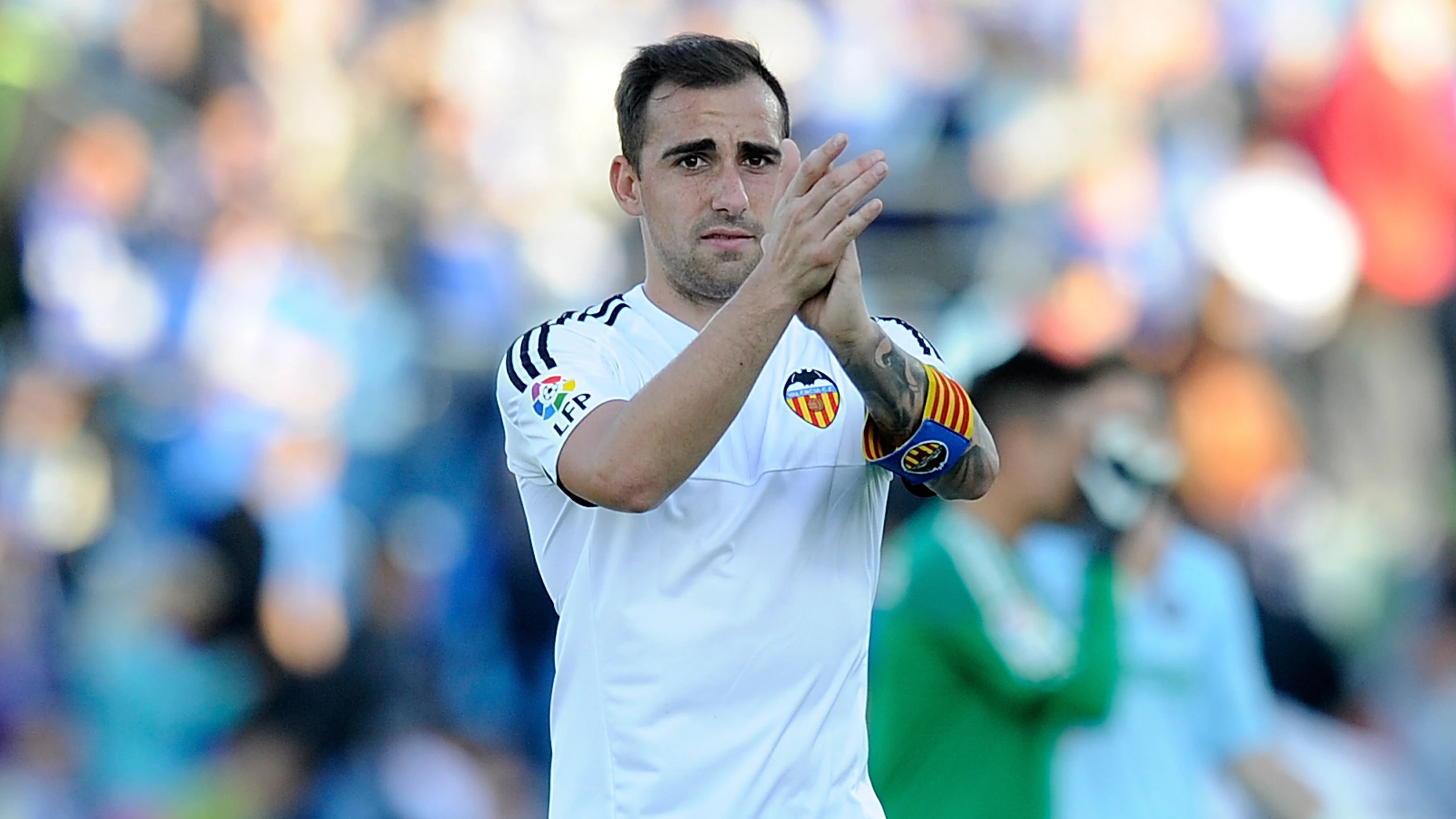 Paco Alcácer aplaude a la afición del Valencia