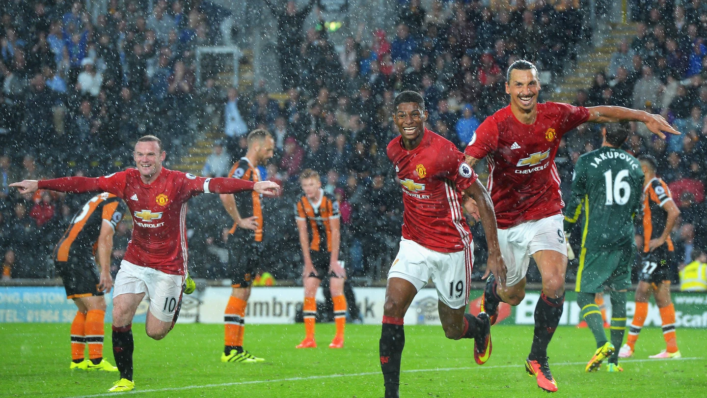 Rashford, Ibrahimovic y Rooney celebran el 0-1 ante el Hull City Rashford, Ibrahimovic y Rooney celebran el 0-1 ante el Hull City