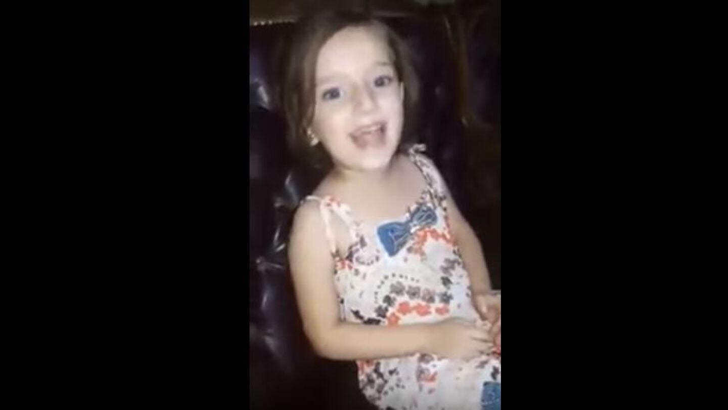 Una ni&ntilde;a canta en su casa, en Alepo, cuando una bomba interrumpe el momento