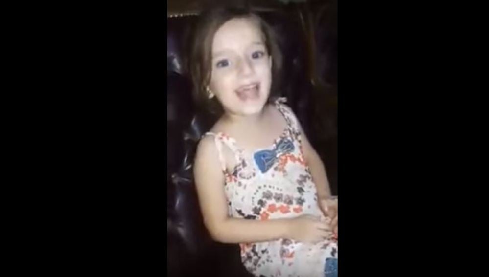 Una niña canta en su casa, en Alepo, cuando una bomba interrumpe el momento