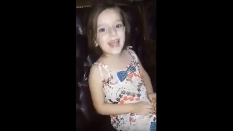 Una niña canta en su casa, en Alepo, cuando una bomba interrumpe el momento