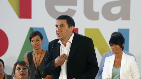 El candidato al lehendakari por EH Bildu, Arnaldo Otegi, durante su intervención en la presentación de la propuesta política de la coalición abertzale El candidato al lehendakari por EH Bildu, Arnaldo Otegi, durante su intervención en la presentación de la propuesta política de la coalición abertzale