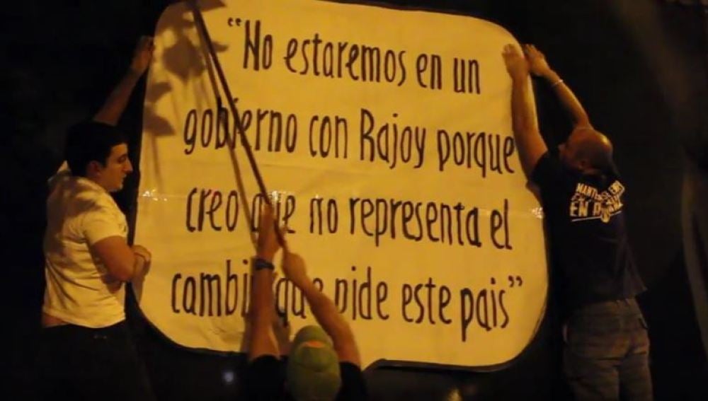 Miembros de Hogar Social Madrid pegan pancartas en la sede de Ciudadanos en Madrid