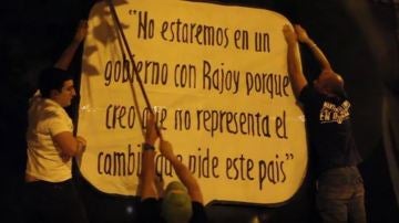 Miembros de Hogar Social Madrid pegan pancartas en la sede de Ciudadanos en Madrid