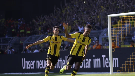 Aubameyang y Bartra celebrando un gol con el Borussia Dortmund Aubameyang y Bartra celebrando un gol con el Borussia Dortmund