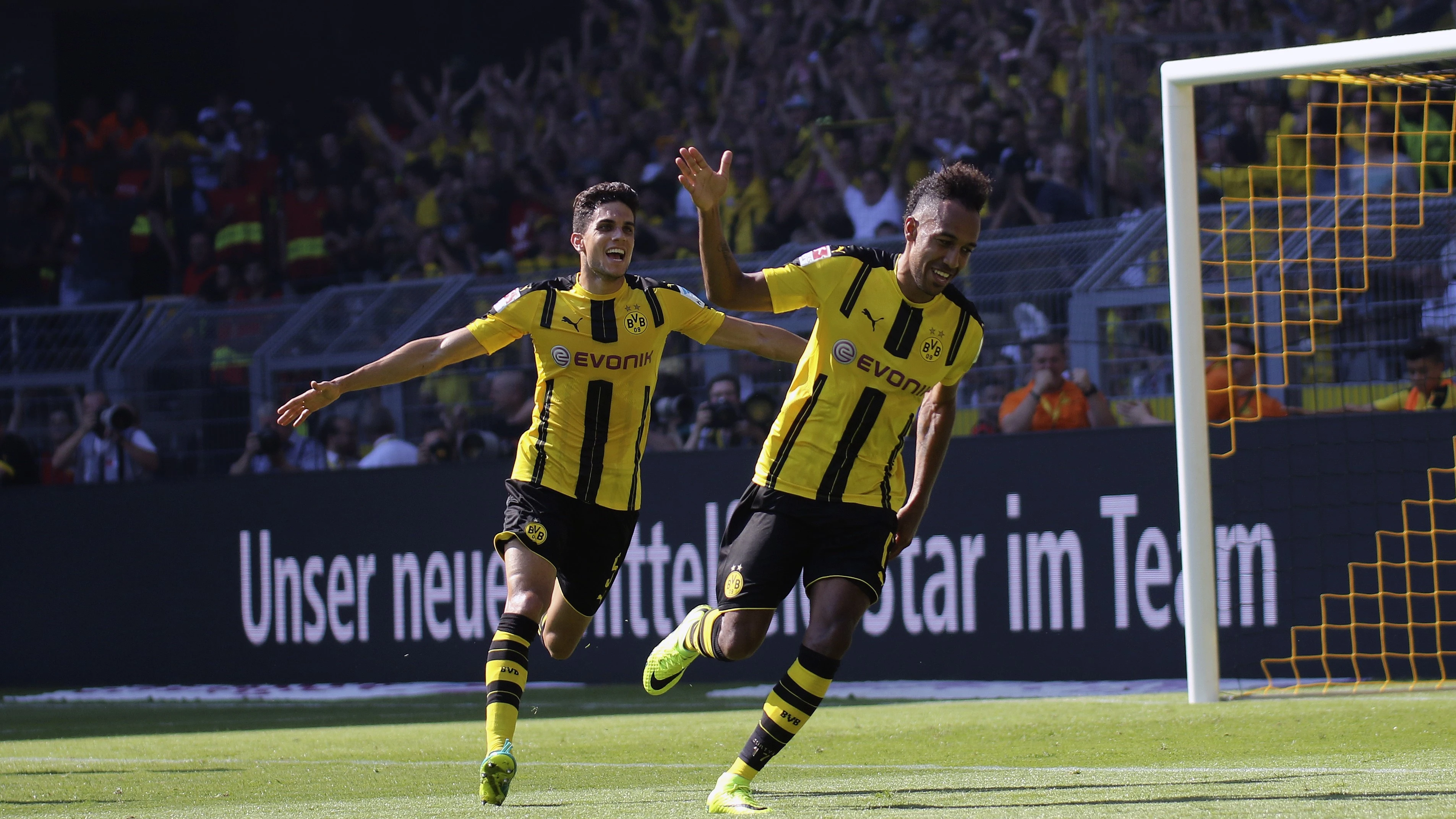 Aubameyang y Bartra celebrando un gol con el Borussia Dortmund