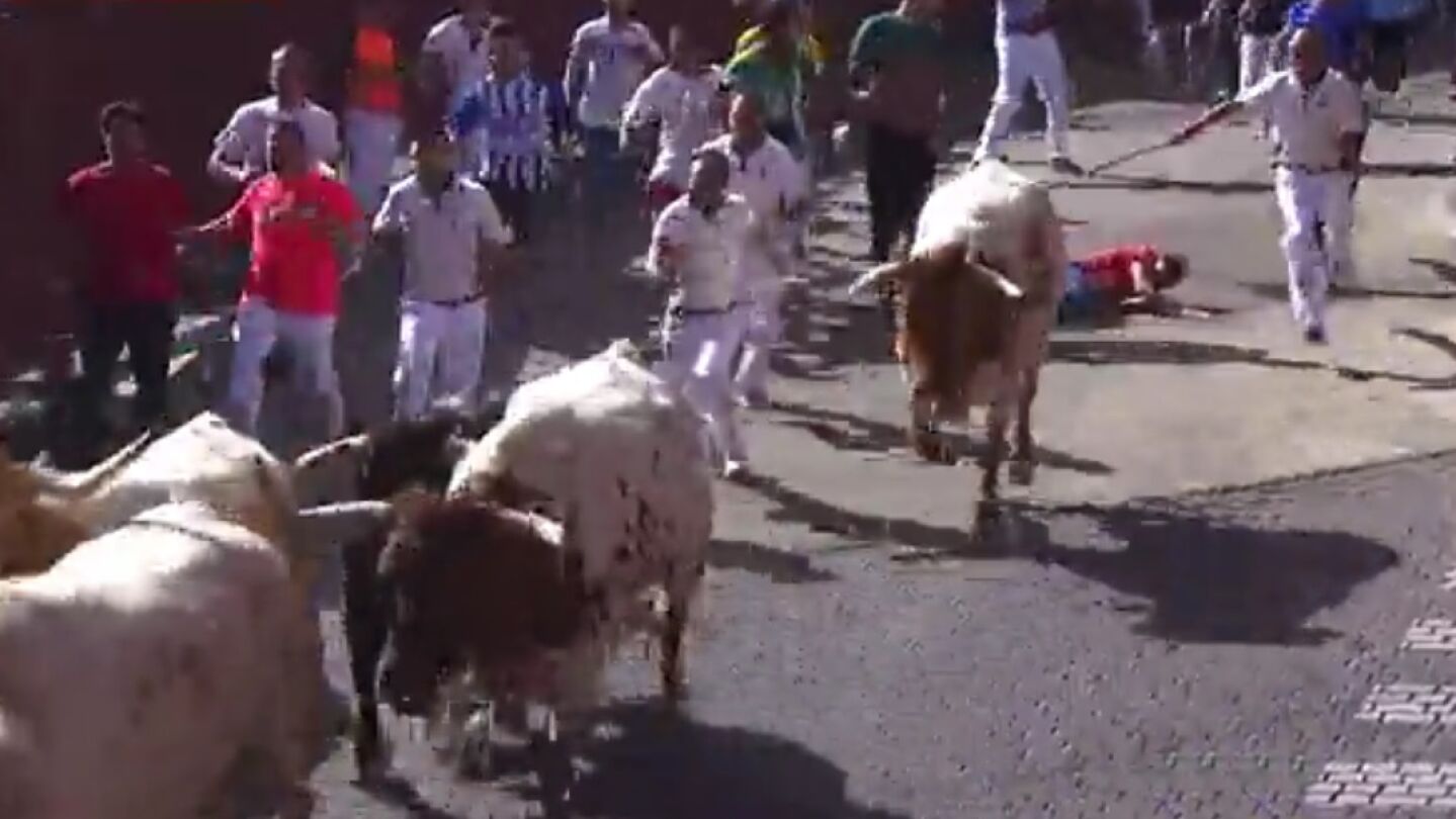 Un corredor cae al suelo durante el segundo encierro de San Sebasti&aacute;n de los Reyes