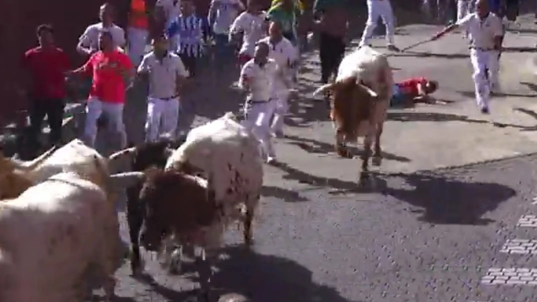 Un corredor cae al suelo durante el segundo encierro de San Sebastián de los Reyes