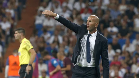Zidane dando instrucciones desde el banquillo durante el Real Madrid - Celta Zidane dando instrucciones desde el banquillo durante el Real Madrid - Celta