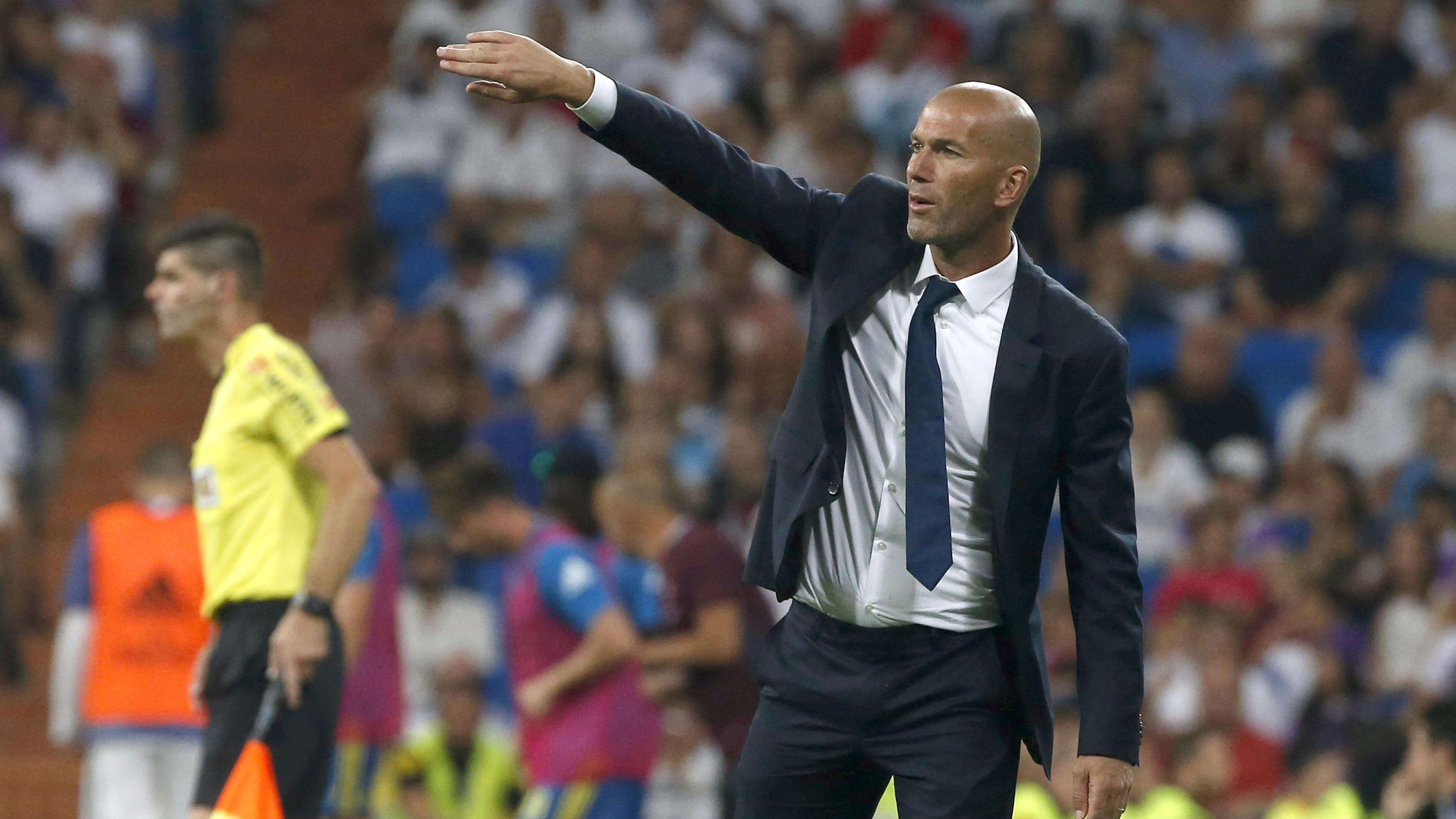 Zidane dando instrucciones desde el banquillo durante el Real Madrid - Celta