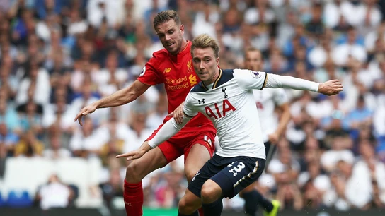 Henderson intenta robar el balón a Eriksen Henderson intenta robar el balón a Eriksen
