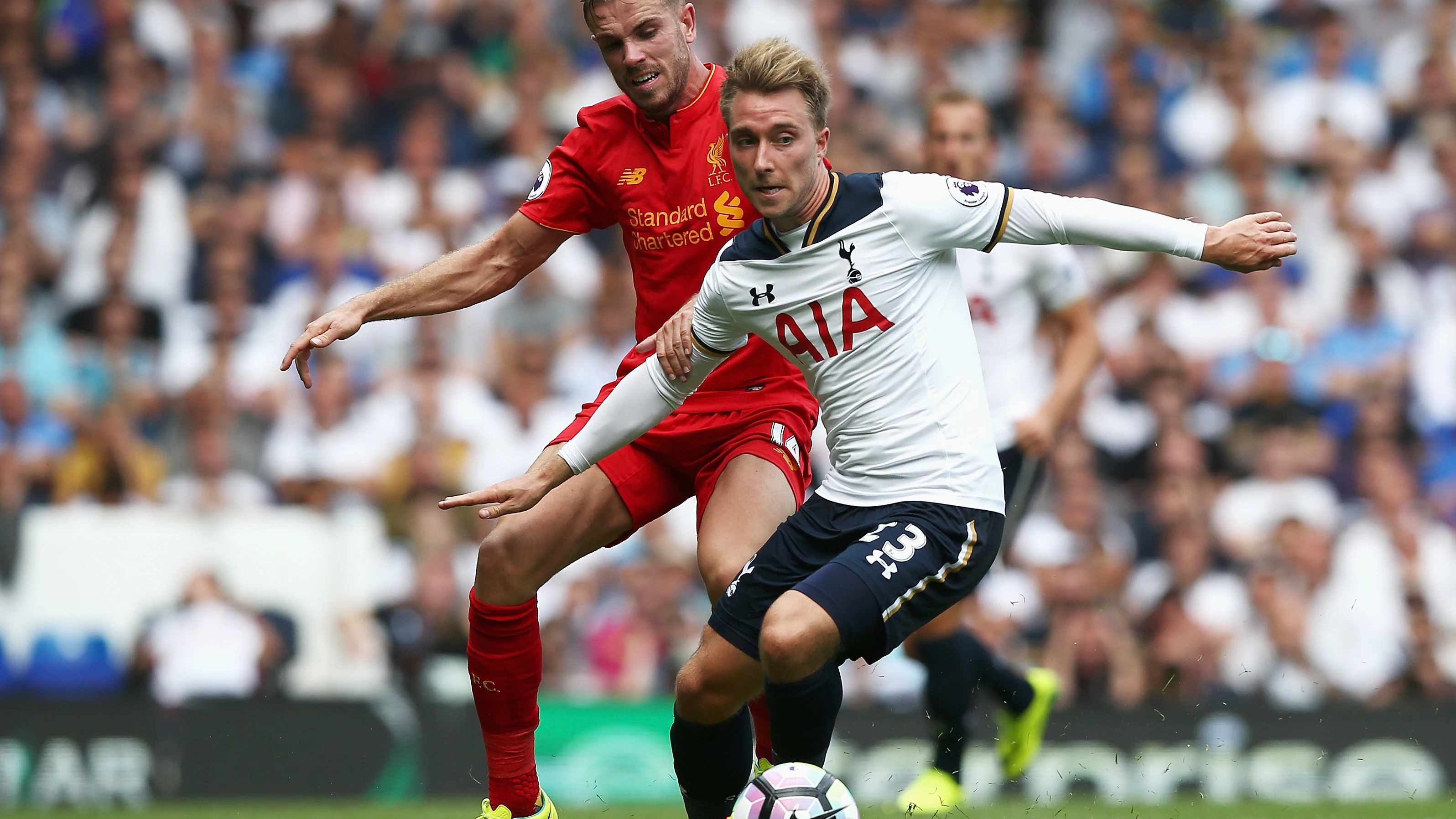 Henderson intenta robar el balón a Eriksen