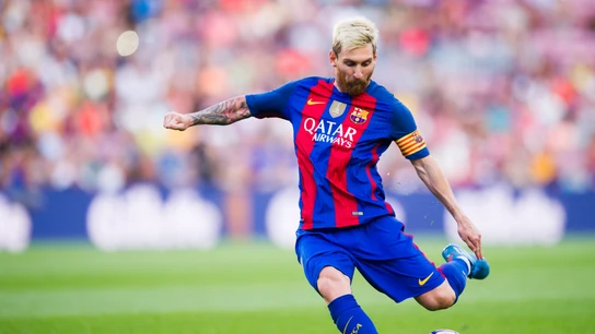 Leo Messi golpea el balón en un partido con el Barcelona Leo Messi golpea el balón en un partido con el Barcelona