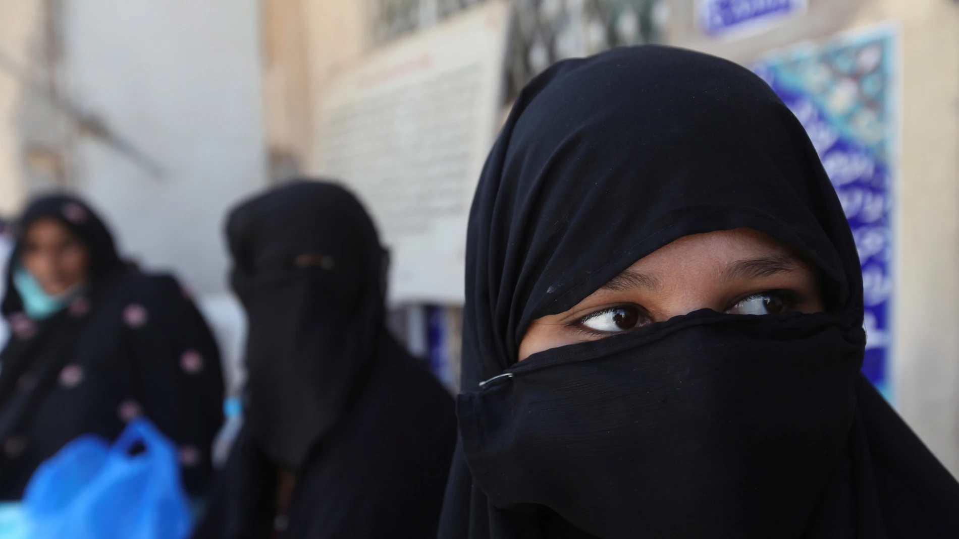 Una mujer cubierta con un niqab