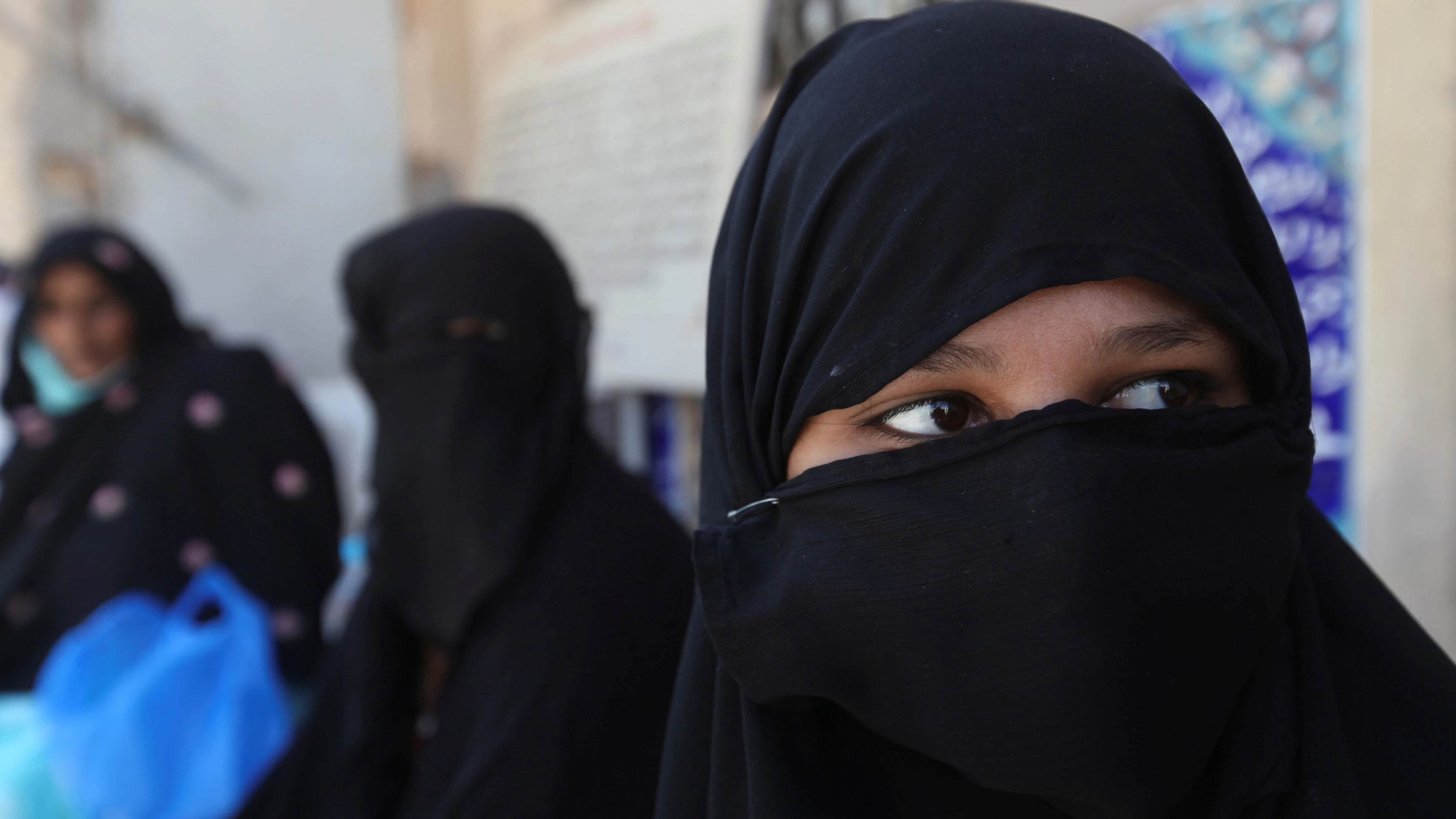 Una mujer cubierta con un niqab