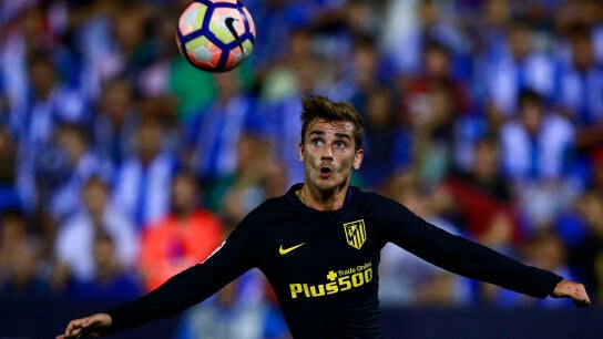 Antoine Griezmann se prepara para controlar el bal&oacute;n