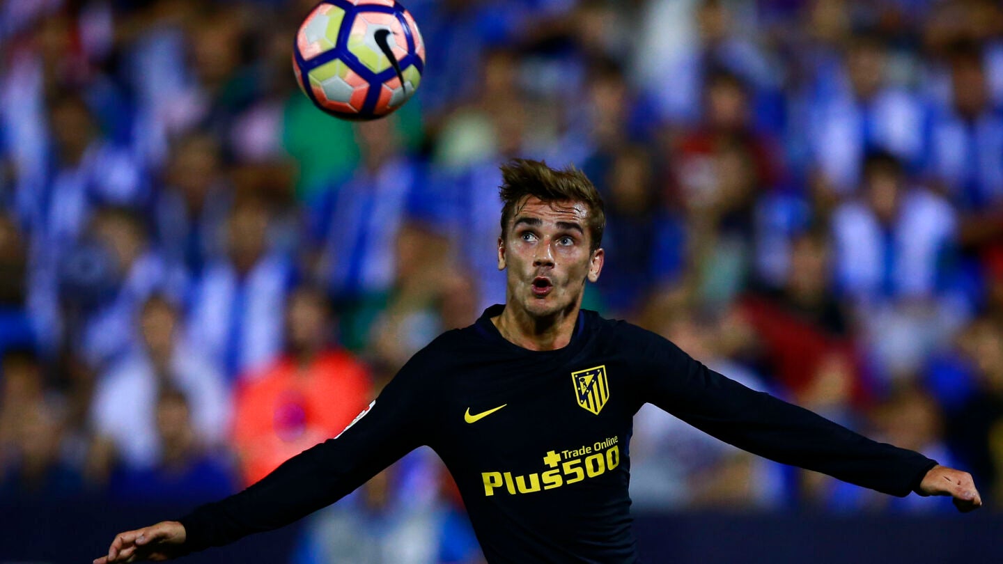Antoine Griezmann se prepara para controlar el bal&oacute;n