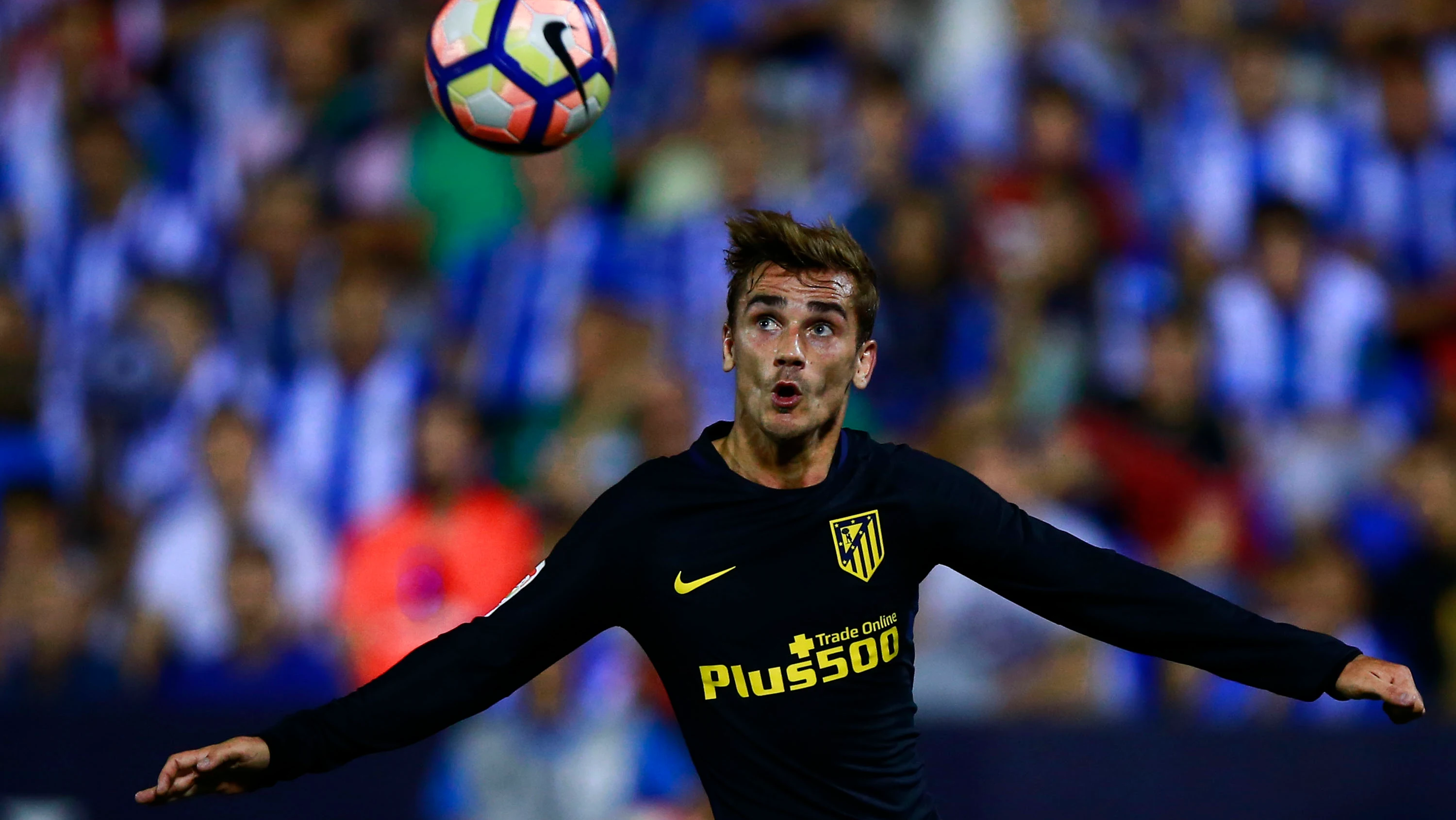 Antoine Griezmann se prepara para controlar el bal&oacute;n