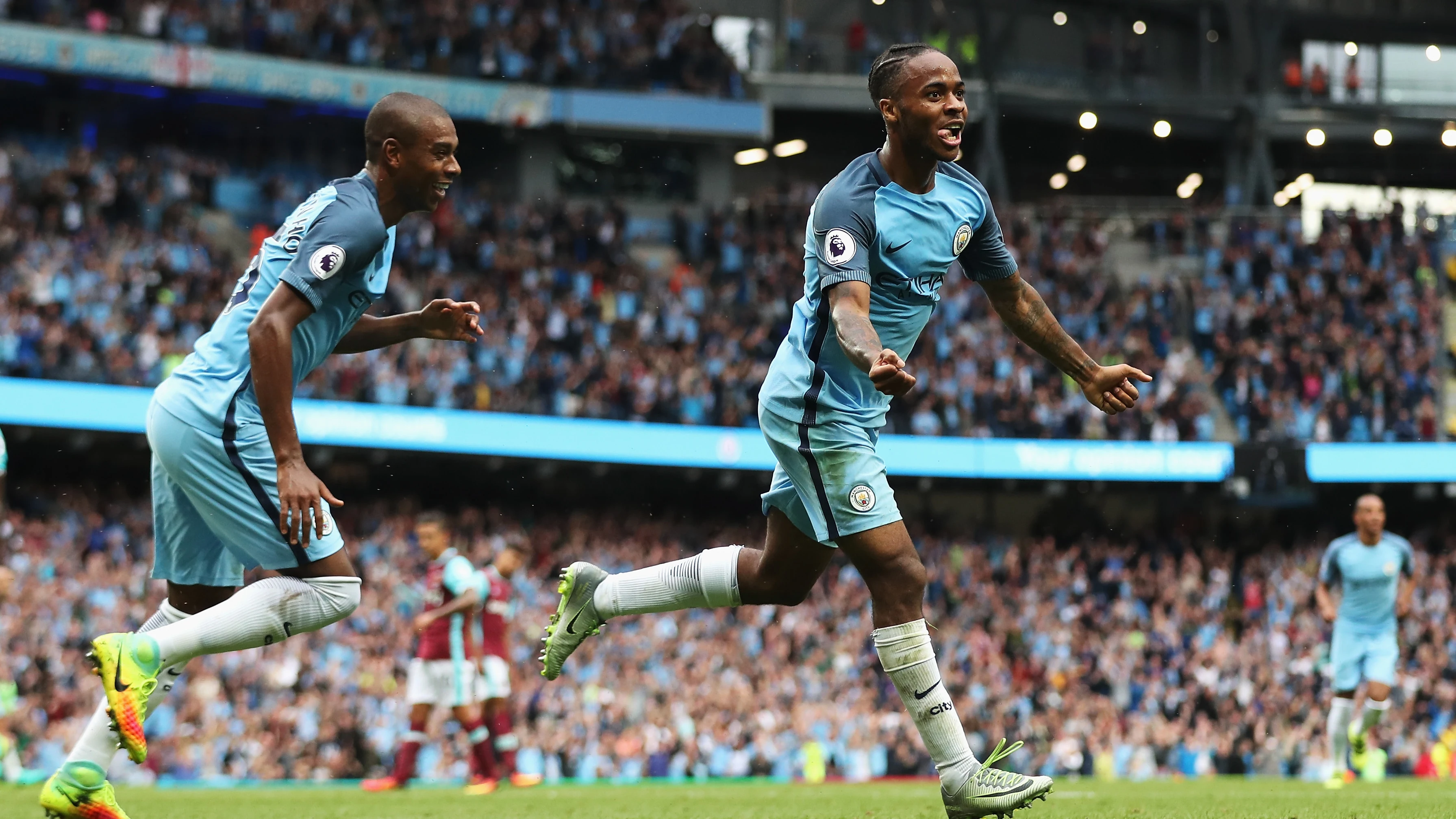 Sterling celebra su gol con el Manchester City en el Etihad