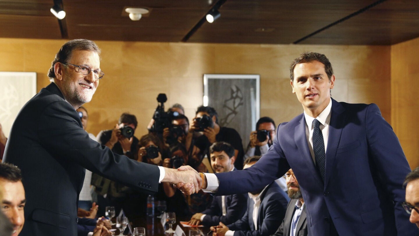 Rajoy y Rivera durante la reuni&oacute;n de sus delegaciones en la que han certificado el acuerdo de investidura