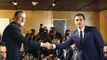 Rajoy y Rivera durante la reunión de sus delegaciones en la que han certificado el acuerdo de investidura