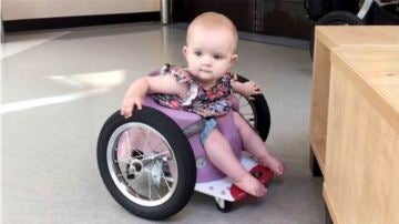 Evelyn Moore en su silla de ruedas