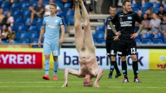 Lars Elstrup hace el pino desnudo en un partido de la liga danesa Lars Elstrup hace el pino desnudo en un partido de la liga danesa