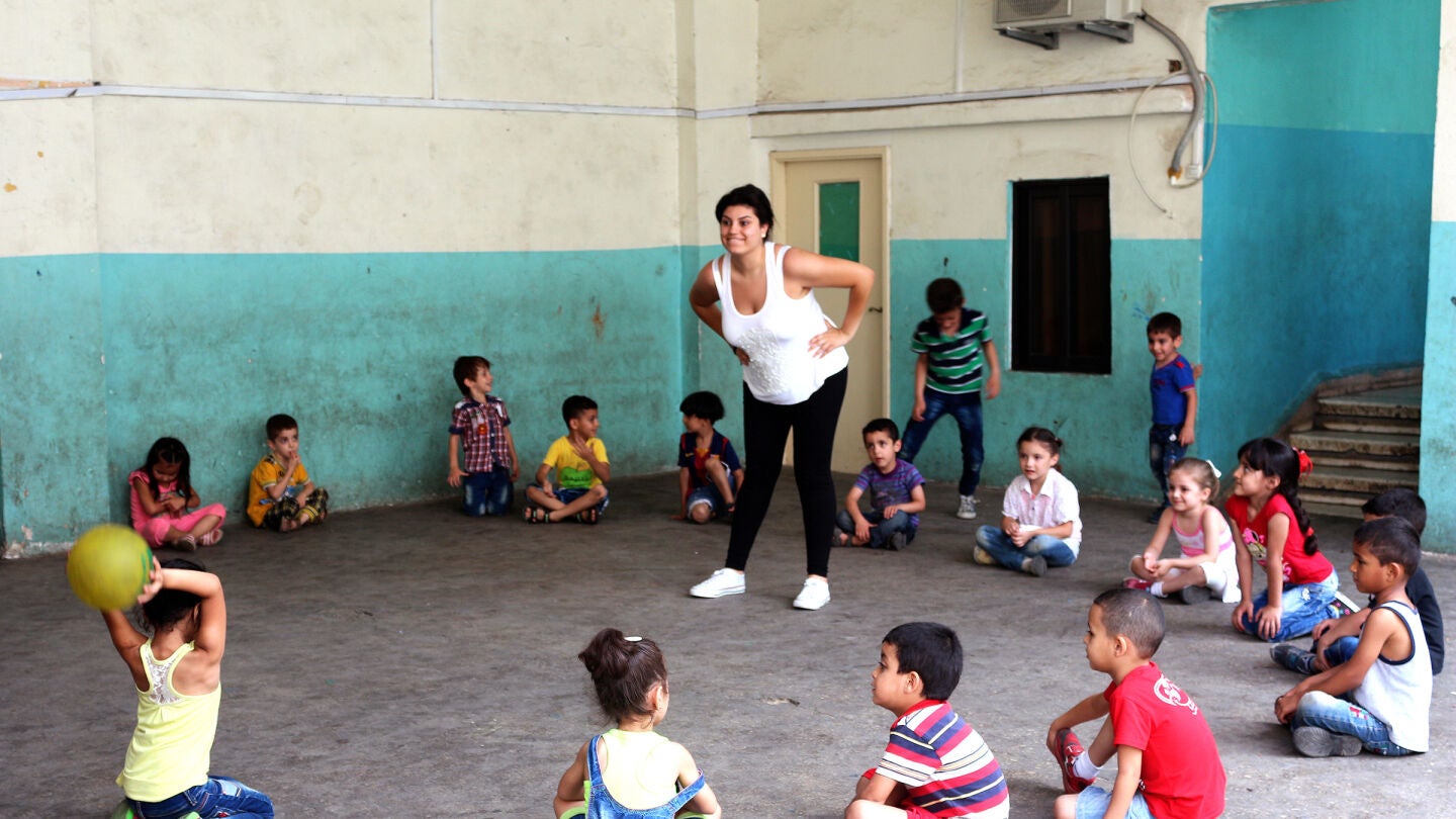 Refugiados sirios y ni&ntilde;os sin recursos durante una clase en la escuela de Bourj Hammoud, en Beirut