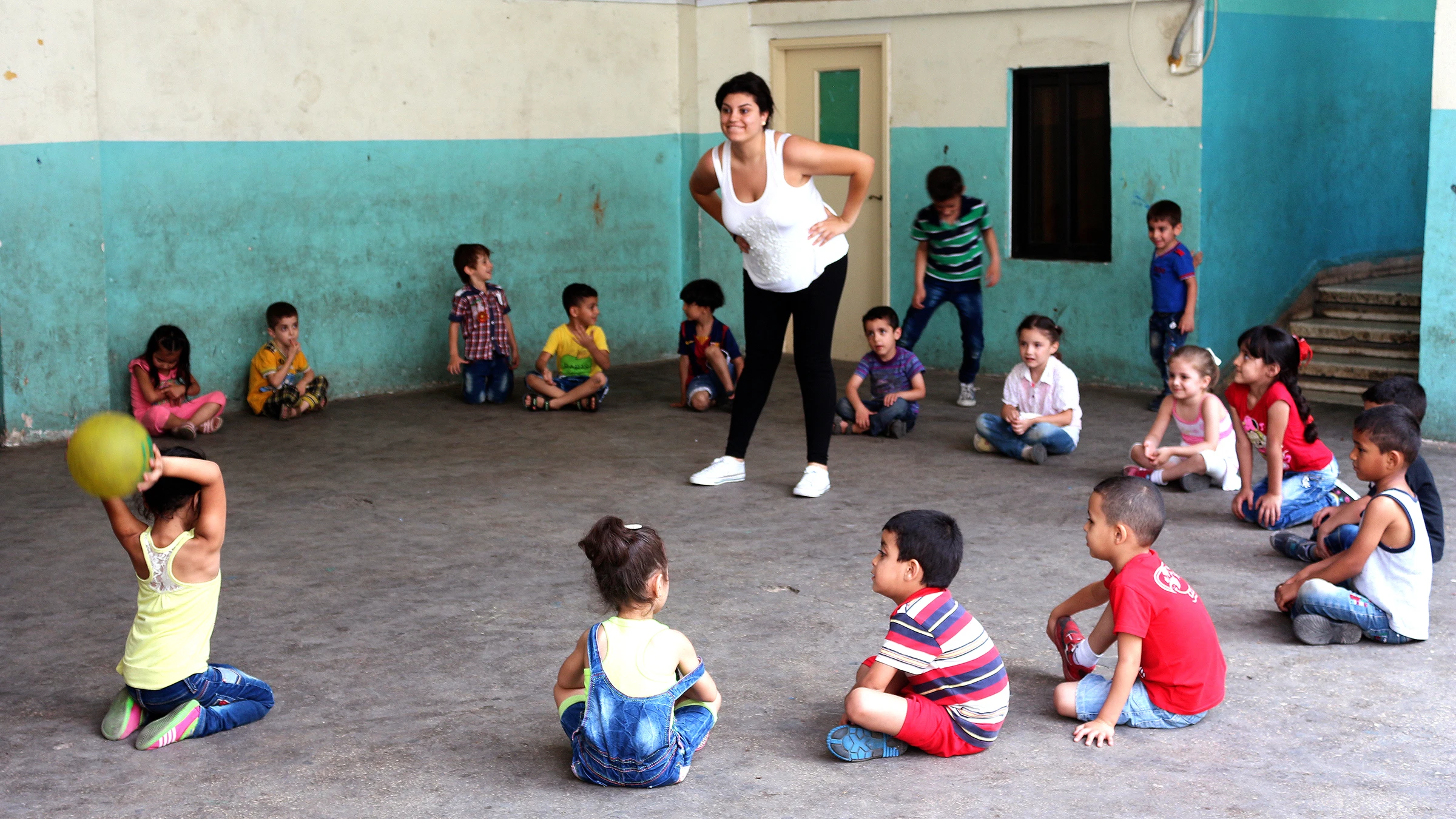 Refugiados sirios y niños sin recursos durante una clase en la escuela de Bourj Hammoud, en Beirut