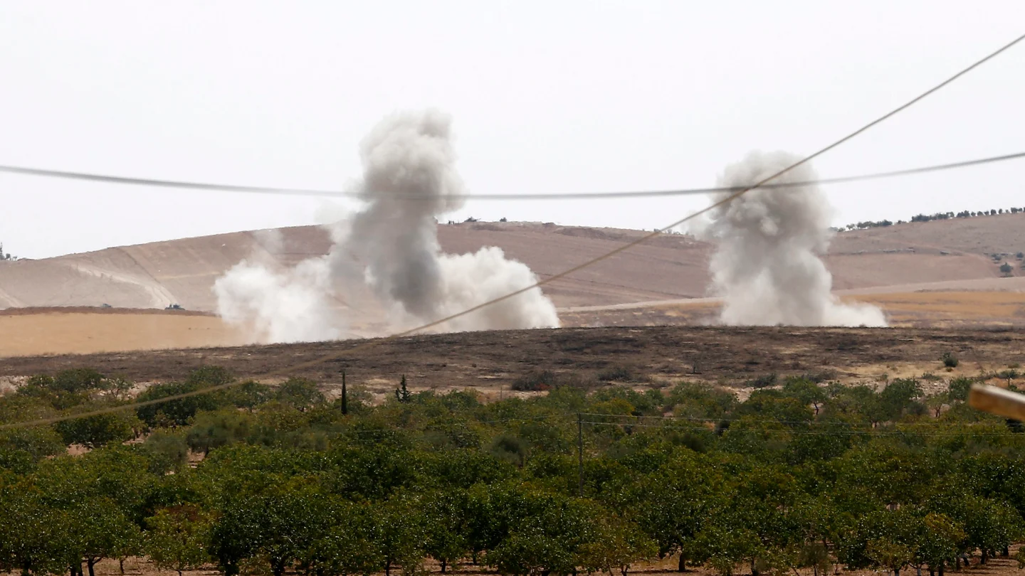 Vista de una explosión en bombardeos de la aviación de guerra turca y de artillería en el norte de Siria Vista de una explosión en bombardeos de la aviación de guerra turca y de artillería en el norte de Siria