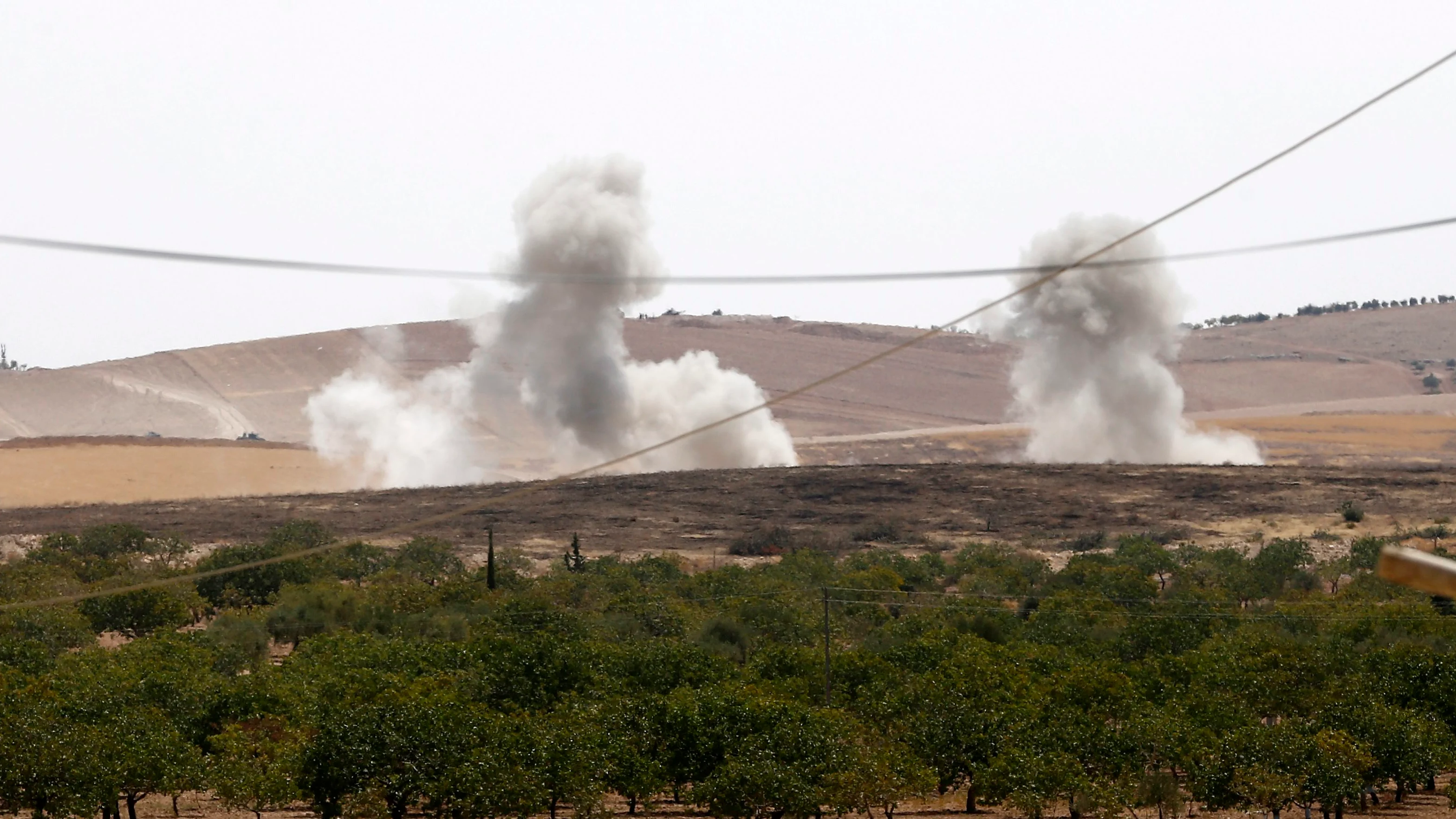 Vista de una explosión en bombardeos de la aviación de guerra turca y de artillería en el norte de Siria Vista de una explosión en bombardeos de la aviación de guerra turca y de artillería en el norte de Siria