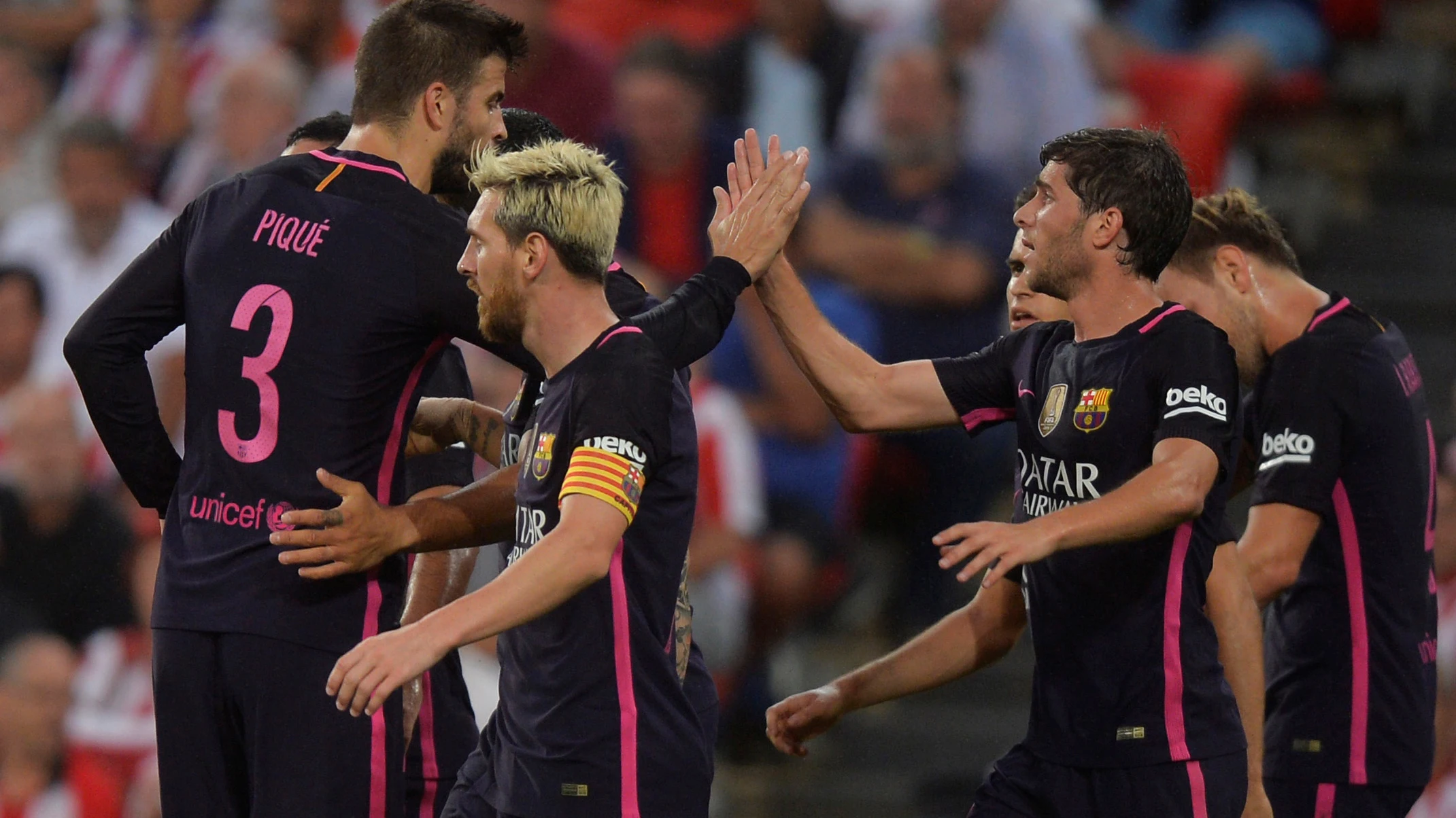 Los jugadores del Barcelona celebran el gol en San Mamés