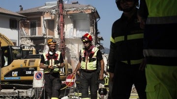 Bomberos preparan una demolición controlada en el centro de Amatrice, Italia