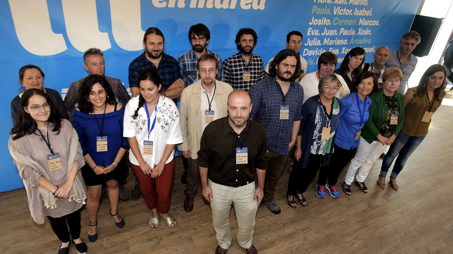 El candidato de En Marea a la presidencia de la Xunta, Luís Villares, posa junto a otros miembros de la formación El candidato de En Marea a la presidencia de la Xunta, Luís Villares, posa junto a otros miembros de la formación