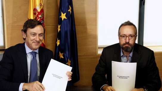 Rafael Hernando y Girauta firman el pacto "150 cmpromisos para mejorar Espa&ntilde;a"