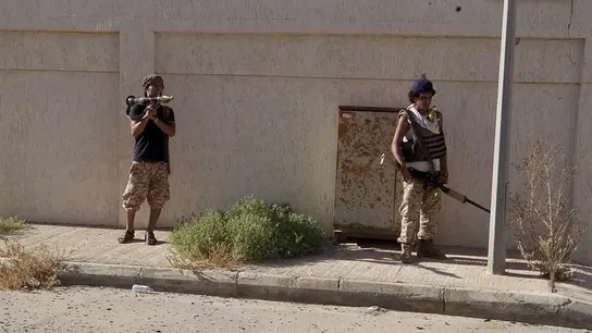 Dos milicianos en la ciudad de Sirte Dos milicianos en la ciudad de Sirte