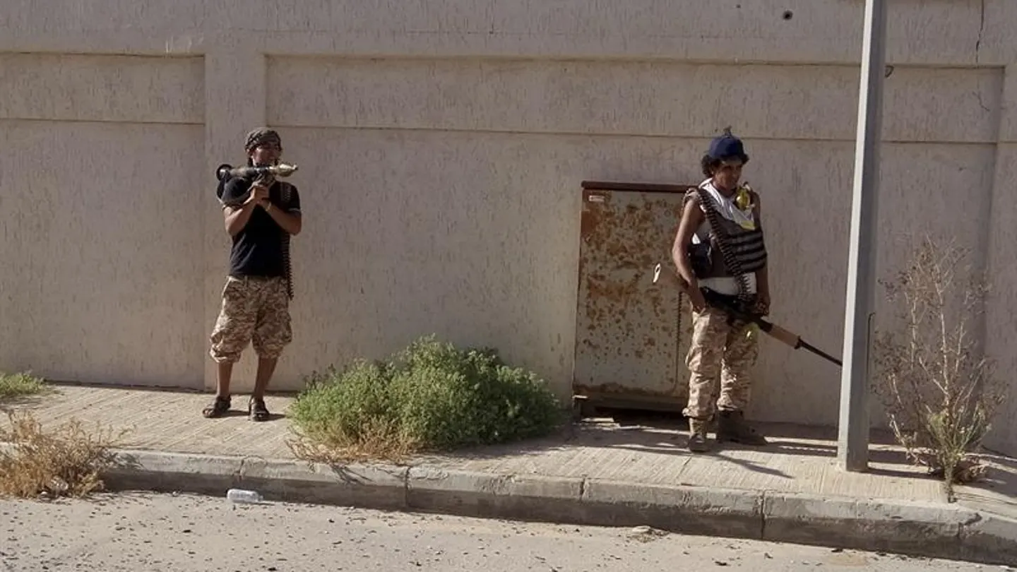Dos milicianos en la ciudad de Sirte Dos milicianos en la ciudad de Sirte