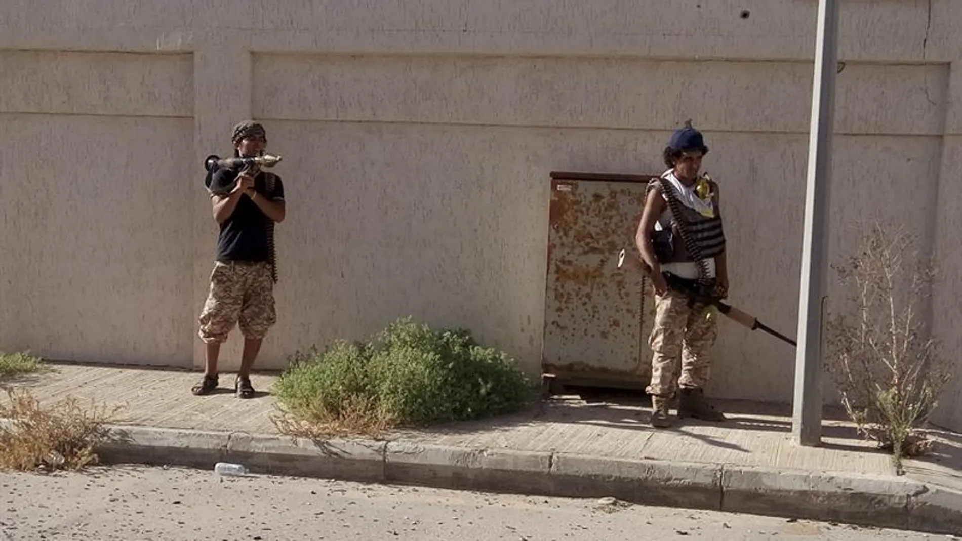 Dos milicianos en la ciudad de Sirte