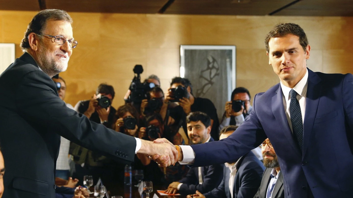 Mariano Rajoy y Albert Rivera posan tras la firma del acuerdo entre sus formaciones Mariano Rajoy y Albert Rivera posan tras la firma del acuerdo entre sus formaciones