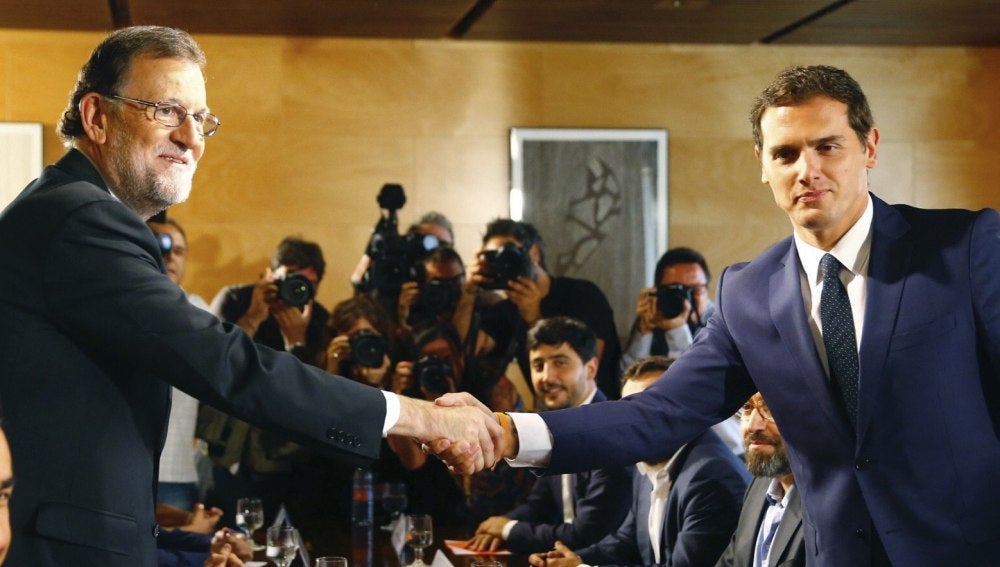 Mariano Rajoy y Albert Rivera posan tras la firma del acuerdo entre sus formaciones