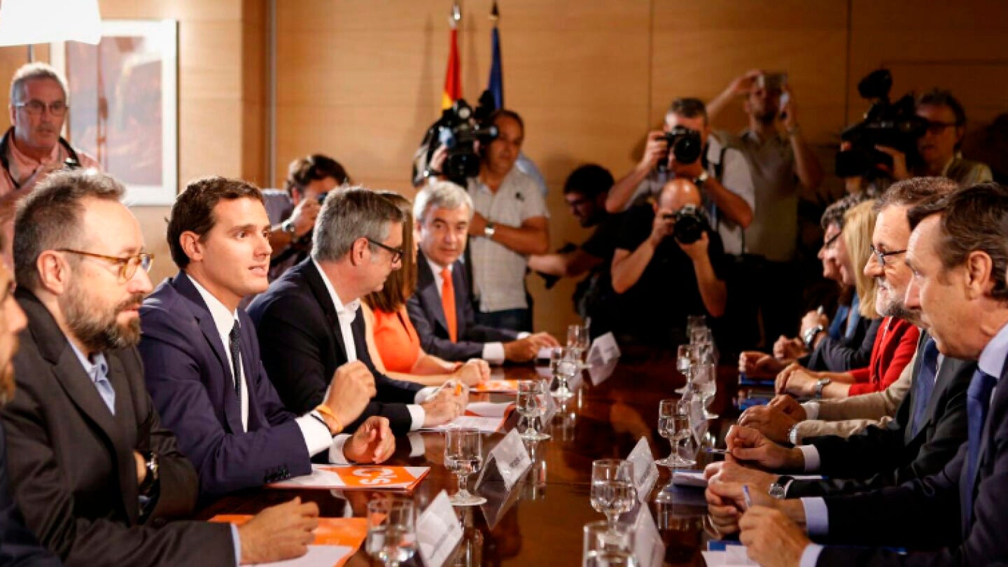Rajoy y Rivera, en la mesa de negociaci&oacute;n