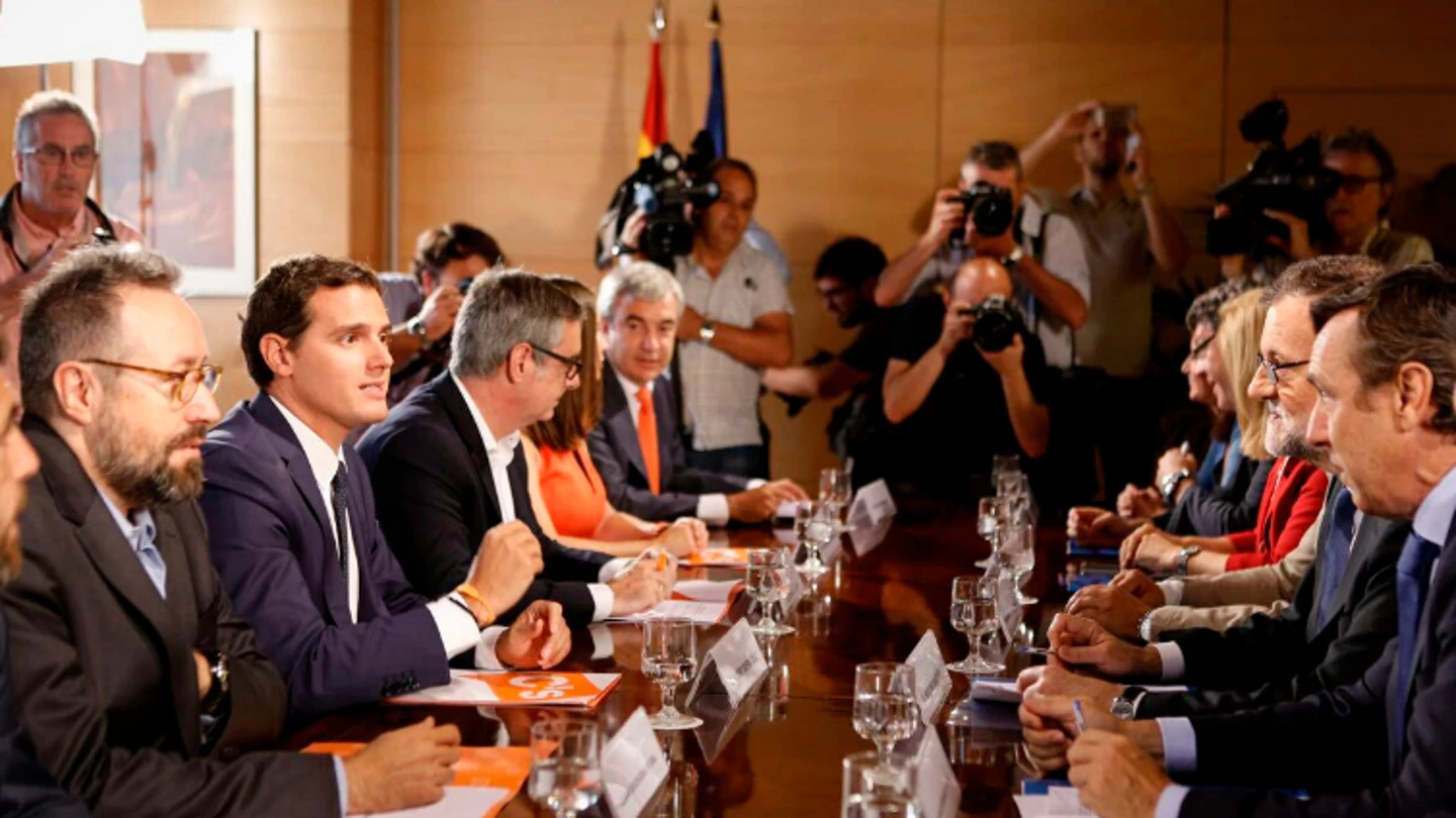 Rajoy y Rivera, en la mesa de negociación Rajoy y Rivera, en la mesa de negociación