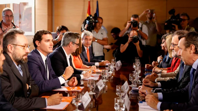 Rajoy y Rivera, en la mesa de negociación