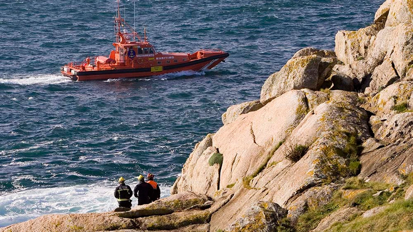 Buscan a un percebeiro desaparecido en la costa de A Guarda, Pontevedra Un percebeiro desapareció en la costa de A Guarda (Pontevedra), tras caer al mar desde una zona de rocas cerca de un faro, entre ese lugar y Oia, ha informado la central que se encarga de coordinar la atención de las emergencias recibidas en Galicia.