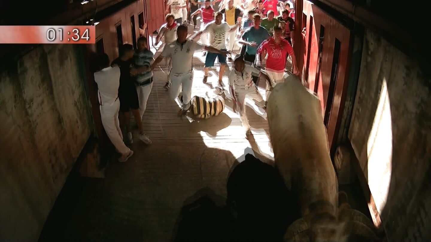 Frame 102.77328 de: Los toros de El Canario y las grandes carreras, protagonistas del cuarto encierro en San Sebasti&aacute;n de los Reyes