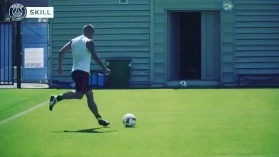 Marco Verratti metiendo el balón entre dos puertas en el entrenamiento del PSG Marco Verratti metiendo el balón entre dos puertas en el entrenamiento del PSG