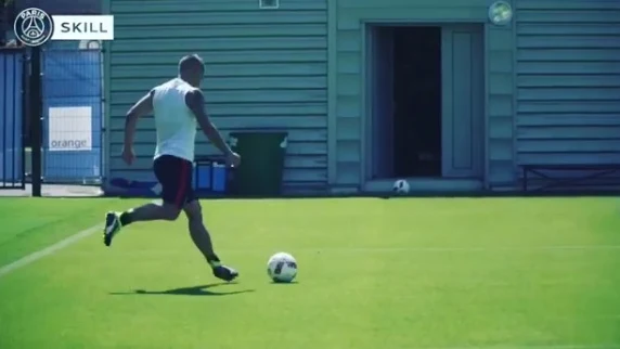 Marco Verratti metiendo el balón entre dos puertas en el entrenamiento del PSG Marco Verratti metiendo el balón entre dos puertas en el entrenamiento del PSG