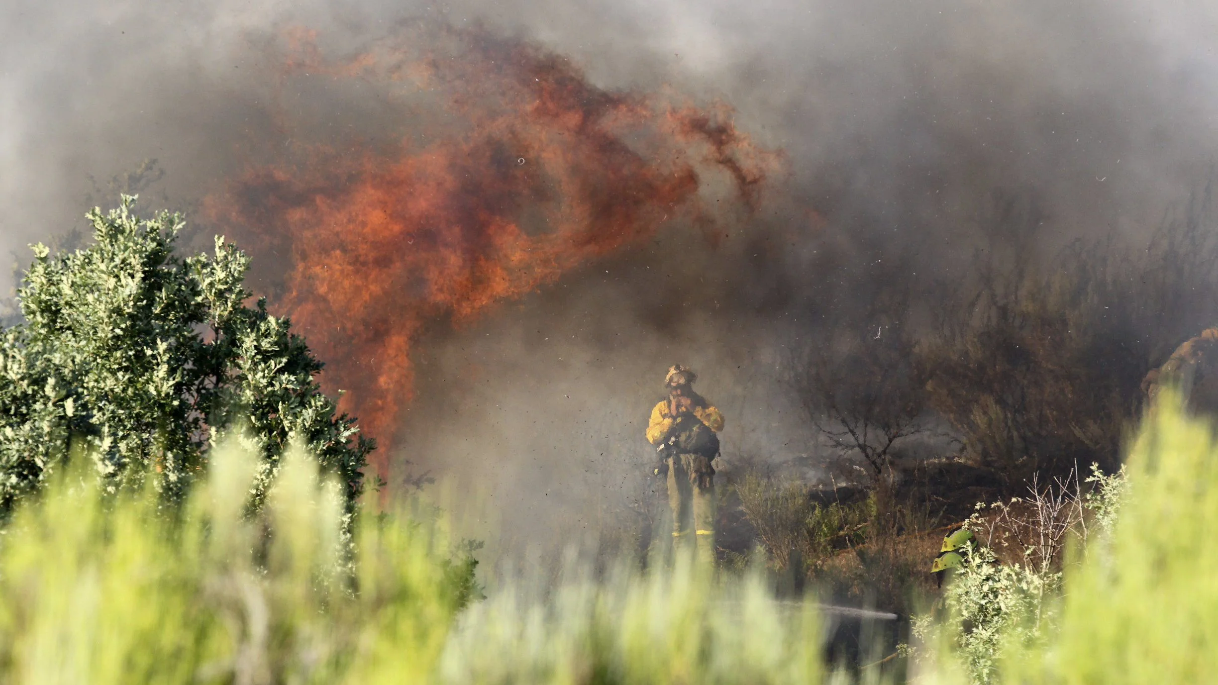 Un brigadista durante las labores contra un incendio en en A Veiga (Ourense)