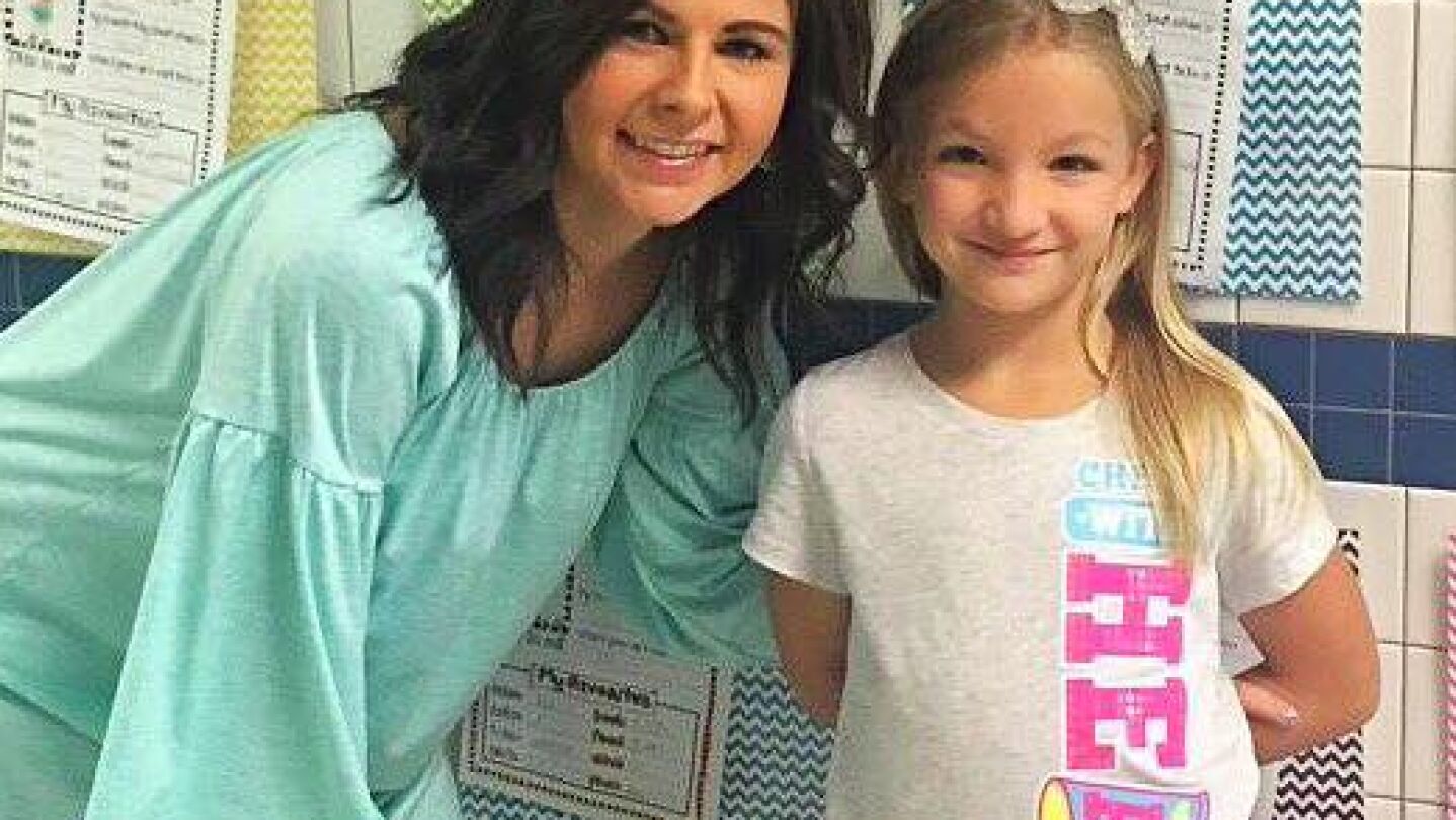 Brandi Young junto a una de sus alumnas